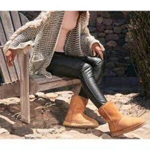 UGG Clasic Short II Woman  Size 7